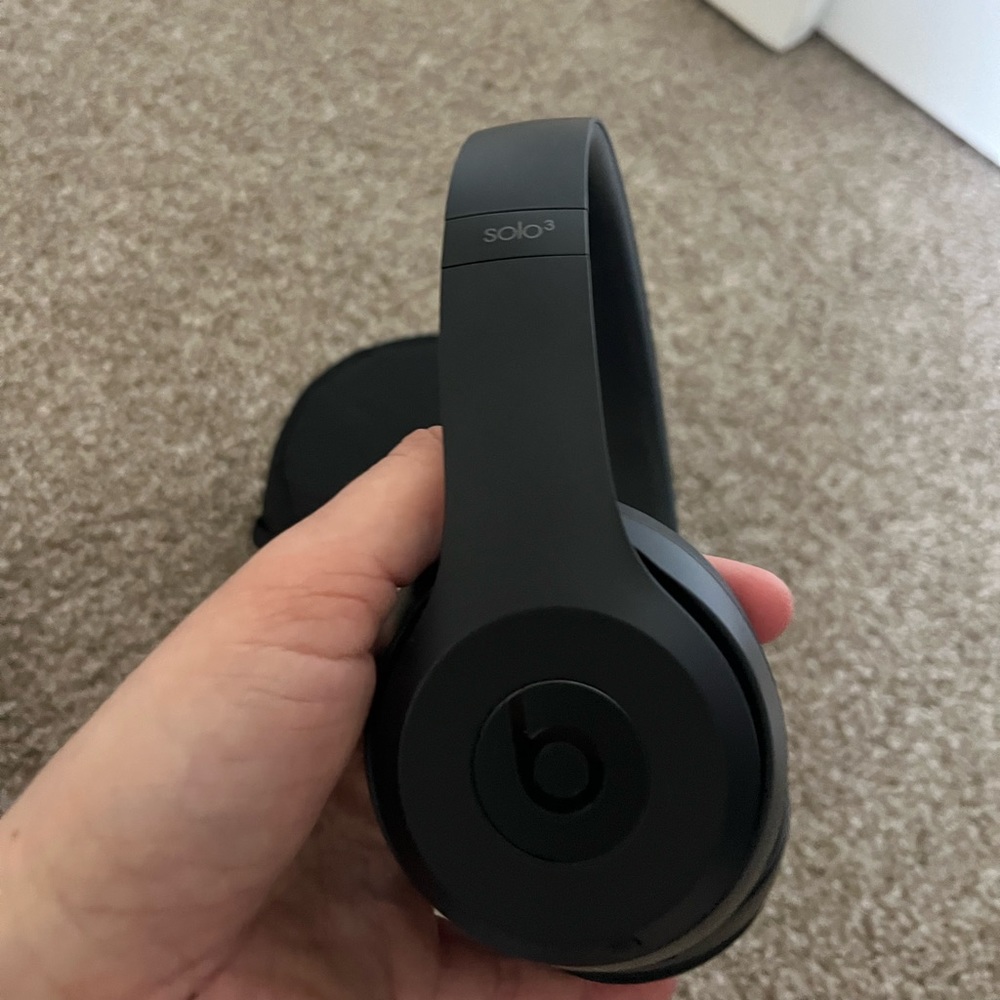 Beats Solo 3 Wireless Bluetooth headphones